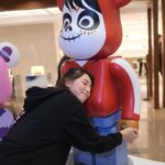 Snow Suen Instagram - 屋企又多兩隻大顛嘅收藏！ 仲可以做善事！善款將撥捐予「香港血癌基金」！ 就係呢2隻Disney 100 CHRISTMAS LOVE 2000% BE@RBRICK UP，我揀咗一隻係Coco嘅Miguel，因為呢套電影係Riley嘅最愛！所以媽媽將呢隻獨一無二嘅Miguel Be@rbrick送俾佢做聖誕禮物，希望佢長大會 “remember me”🫶🏻 另一隻係爸爸送俾肉肉哥，佢揀咗小木偶入面隻小蟋蟀，爸爸話，因為夠特別， BE@RBRICK從來冇出過呢一款喎~ 大家可以去海港城打個咭！ 今次破天荒推出100隻獨一無二2000%迪士尼角色BE@RBRICK模型，有成140厘米高！所以諗緊展出完可以放邊度😂 #期間限定店 #有我最愛嘅Gingerbread Mickey Mouse #活動會將所有收益扣除部分成本後 #將撥捐予「香港血癌基金」， #大家可以做吓善事 #過一個有意義嘅聖誕節！ @HarbourCity #HarbourCity #Disney100 #Disney100HongKong @medicom_toy #BEARBRICK