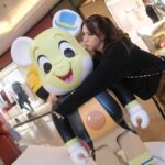 Snow Suen Instagram - 屋企又多兩隻大顛嘅收藏！ 仲可以做善事！善款將撥捐予「香港血癌基金」！ 就係呢2隻Disney 100 CHRISTMAS LOVE 2000% BE@RBRICK UP，我揀咗一隻係Coco嘅Miguel，因為呢套電影係Riley嘅最愛！所以媽媽將呢隻獨一無二嘅Miguel Be@rbrick送俾佢做聖誕禮物，希望佢長大會 “remember me”🫶🏻 另一隻係爸爸送俾肉肉哥，佢揀咗小木偶入面隻小蟋蟀，爸爸話，因為夠特別， BE@RBRICK從來冇出過呢一款喎~ 大家可以去海港城打個咭！ 今次破天荒推出100隻獨一無二2000%迪士尼角色BE@RBRICK模型，有成140厘米高！所以諗緊展出完可以放邊度😂 #期間限定店 #有我最愛嘅Gingerbread Mickey Mouse #活動會將所有收益扣除部分成本後 #將撥捐予「香港血癌基金」， #大家可以做吓善事 #過一個有意義嘅聖誕節！ @HarbourCity #HarbourCity #Disney100 #Disney100HongKong @medicom_toy #BEARBRICK