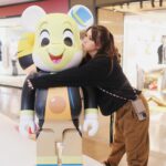 Snow Suen Instagram - 屋企又多兩隻大顛嘅收藏！ 仲可以做善事！善款將撥捐予「香港血癌基金」！ 就係呢2隻Disney 100 CHRISTMAS LOVE 2000% BE@RBRICK UP，我揀咗一隻係Coco嘅Miguel，因為呢套電影係Riley嘅最愛！所以媽媽將呢隻獨一無二嘅Miguel Be@rbrick送俾佢做聖誕禮物，希望佢長大會 “remember me”🫶🏻 另一隻係爸爸送俾肉肉哥，佢揀咗小木偶入面隻小蟋蟀，爸爸話，因為夠特別， BE@RBRICK從來冇出過呢一款喎~ 大家可以去海港城打個咭！ 今次破天荒推出100隻獨一無二2000%迪士尼角色BE@RBRICK模型，有成140厘米高！所以諗緊展出完可以放邊度😂 #期間限定店 #有我最愛嘅Gingerbread Mickey Mouse #活動會將所有收益扣除部分成本後 #將撥捐予「香港血癌基金」， #大家可以做吓善事 #過一個有意義嘅聖誕節！ @HarbourCity #HarbourCity #Disney100 #Disney100HongKong @medicom_toy #BEARBRICK