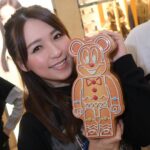 Snow Suen Instagram - 屋企又多兩隻大顛嘅收藏！ 仲可以做善事！善款將撥捐予「香港血癌基金」！ 就係呢2隻Disney 100 CHRISTMAS LOVE 2000% BE@RBRICK UP，我揀咗一隻係Coco嘅Miguel，因為呢套電影係Riley嘅最愛！所以媽媽將呢隻獨一無二嘅Miguel Be@rbrick送俾佢做聖誕禮物，希望佢長大會 “remember me”🫶🏻 另一隻係爸爸送俾肉肉哥，佢揀咗小木偶入面隻小蟋蟀，爸爸話，因為夠特別， BE@RBRICK從來冇出過呢一款喎~ 大家可以去海港城打個咭！ 今次破天荒推出100隻獨一無二2000%迪士尼角色BE@RBRICK模型，有成140厘米高！所以諗緊展出完可以放邊度😂 #期間限定店 #有我最愛嘅Gingerbread Mickey Mouse #活動會將所有收益扣除部分成本後 #將撥捐予「香港血癌基金」， #大家可以做吓善事 #過一個有意義嘅聖誕節！ @HarbourCity #HarbourCity #Disney100 #Disney100HongKong @medicom_toy #BEARBRICK