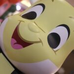Snow Suen Instagram - 屋企又多兩隻大顛嘅收藏！ 仲可以做善事！善款將撥捐予「香港血癌基金」！ 就係呢2隻Disney 100 CHRISTMAS LOVE 2000% BE@RBRICK UP，我揀咗一隻係Coco嘅Miguel，因為呢套電影係Riley嘅最愛！所以媽媽將呢隻獨一無二嘅Miguel Be@rbrick送俾佢做聖誕禮物，希望佢長大會 “remember me”🫶🏻 另一隻係爸爸送俾肉肉哥，佢揀咗小木偶入面隻小蟋蟀，爸爸話，因為夠特別， BE@RBRICK從來冇出過呢一款喎~ 大家可以去海港城打個咭！ 今次破天荒推出100隻獨一無二2000%迪士尼角色BE@RBRICK模型，有成140厘米高！所以諗緊展出完可以放邊度😂 #期間限定店 #有我最愛嘅Gingerbread Mickey Mouse #活動會將所有收益扣除部分成本後 #將撥捐予「香港血癌基金」， #大家可以做吓善事 #過一個有意義嘅聖誕節！ @HarbourCity #HarbourCity #Disney100 #Disney100HongKong @medicom_toy #BEARBRICK