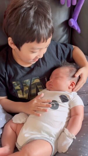 Snow Suen Instagram - 這是我人生中美好的畫面🫶🏻

最初想有第二個孩子，
是因為怕Riley成長沒有伴，
也害怕我們都老去時，
Riley會孤單沒有家人，
到有第二個孩子，
做父母的又擔心大的會吃醋，
他會說不想和別人分享媽媽，
養兒真的是長憂九十九！

本來Riley是很想要一個妹妹，
當第一次告訴他是弟弟，
他透露出非常失望的表情，
這也讓我好擔心，
因為Riley天性敏感，
然後我不停將一些擁有弟弟的正面美好畫面，
描畫給他，
希望他能減少一點憂慮，
我說弟弟會很愛你，
整天也想跟著你這個哥哥，
而爸爸媽媽對你的愛也不會變，
我們從此多了一位家人！

到弟弟出生，
Riley是暖男哥哥，
對弟弟是由衷的喜歡，
但也曾經問過，
為什麼媽媽這個月都沒有和我一起出去？
有時我在跟他玩得正開懷時，
弟弟突然哭鬧，
我也會控制不了自己荒亂地衝過去，
Riley也曾鬧過脾氣說不要去！
那刻我知道自己一定要做得更好！

所以即使需要很多時間照顧初生弟弟，
我也堅持陪他做功課或玩耍時候，
盡量專心！
要給予哥哥有質素的陪伴！

每晚到Riley臨睡時候，
無論多累，
也一定會像以前一樣，
每晚說睡前故事，
陪伴他傾訴當天過得怎樣，
那一刻，
就算弟弟在哭，
也將弟弟暫時交給姐姐照顧！
Riley就知道自己仍然很重要！

就連弟弟的英文名字，
也交給Riley改，
一切有關弟弟的事情，
會和哥哥一起商量！

然後，
有一天，
我說：弟弟好像個性比你兇，
可能長大會欺負你！
Riley說：他不會的！
我說：如果會呢？
Riley說：那我就讓他欺負囉！
我聽完真的好感動！

然後有一次，
我開玩笑說：弟弟經常大哭，
我不要他好不好？
Riley卻說：不好！
如果你再這樣說，
我不要你啦！
我聽後卻開心，
開心他這麼疼弟弟，
他告訴我他的朋友，
會經常說他們自己的弟弟長得醜，
自己比較帥，
我問他：那你的弟弟呢？醜不醜？
他回答我自己是帥，
但弟弟也不醜！
他還說不可以這樣說弟弟！
😂

媽媽只希望他倆的感情，
可以一天比一天好，
互相扶持，
就很足夠了！

#整個片段都沒有媽媽
#因為爸爸不會拍
#只有媽媽揸機😠