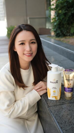 Snow Suen Instagram - 最近飛咗去台灣拍攝旅遊節目！
要成日染髮、set頭加埋紫外線～
斷髮多咗又毛躁 仲要冇光澤 😣

為咗頭髮健康啲！上鏡靚啲！
我每日都會用Pantene 升級版
髮膜級 3 分鐘奇蹟護髮素
每日只要 3 分鐘就可以修護頭髮累積損傷！ 
新升級嘅3倍 PRO-V 修護精華
可以補充頭髮原生營養，強韌髮絲
而且清爽又唔油膩，每日用都無負擔啊🤩
所以幾忙都好，每日都要好好護理頭髮！

即日起到1 月11日去指定零售商買兩件仲有限時8折🫶🏻
趁呢個機會踏出護髮第一步啦! 

#PanteneHK #升級版 #髮膜級 #3分鐘奇蹟護髮素 #多效損傷修護
