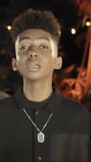 Soan Arhimann Instagram - Mon nouveau clip MIZIKA est disponible sur YouTube hésitez pas à aller le voir 🔥❤️🇷🇪🎶