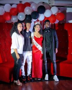 Soan Arhimann Instagram - Family first👨‍👩‍👦‍👦 Félicitations ma sœur chérie notre miss ❤️🥳👑