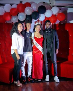 Soan Arhimann Instagram - Family first👨‍👩‍👦‍👦 Félicitations ma sœur chérie notre miss ❤️🥳👑