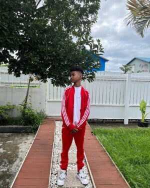 Soan Arhimann Instagram - Bonne rentrée ❤️🇷🇪 #rentrée #reunionisland #adidas