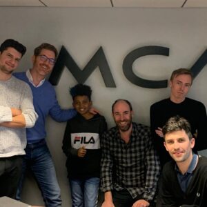 Soan Arhimann Instagram - je suis très fière et très heureux de vous annoncer que je fais officiellement partis du label MCA merci à toute l’équipe 🙏🏽🤩🥰❤️