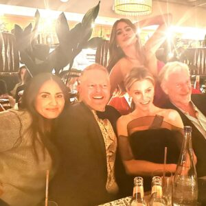 Sofía Vergara Instagram - I love u @itsjuliebowen @ericstonestreet @jessetyler #tyburrel #edoneill ❤️❤️ Sag2024.
