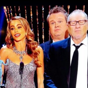 Sofía Vergara Instagram - 4 years ago we said goodbye to our set family!!! I miss u @modernfamily ❤️❤️❤️❤️