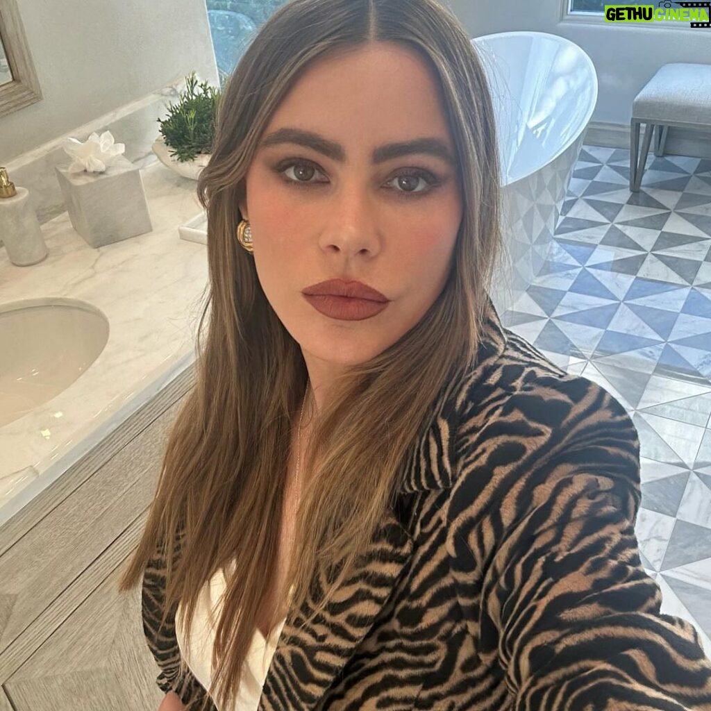 Sofía Vergara Instagram - I love this jacket!! New at @walmart Sofia Vergara collection! Perfect for the holiday partyyys🎄🥂