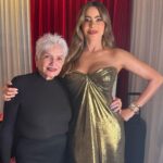 Sofía Vergara Instagram - 30 años maquillandome y aqui seguimos!!!❤️❤️❤️ @soniamarquezmakeup #peromeregañamucho🤣🤗 #miami