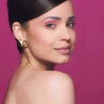 Sofia Carson Instagram - Eye2Cheek. My current @valentino.beauty OBSESSION💗  Wearing: Eye2Cheek 02 Very Rose Very Valentino Foundation LN4  Very Valentino Concealer LN1 Magnificent Mascara Nero  #VeryValentinoEye2Cheek #ValentinoBeauty @maisonvalentino Eye2Cheek. Mi nueva OBSESIÓN de @valentino.beauty💗 Estoy usando: Eye2Cheek 02 Very Rose Very Valentino Foundation LN4 Very Valentino Concealer LN1 Magnificent Mascara Nero