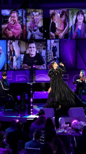 Sofia Carson Instagram - To our heroes. To everyone leading, fighting, surviving, give yourself some applause. 

Thank you from the bottom of my heart @cnnheroes.

A beautiful honor @dianewarren 🤍