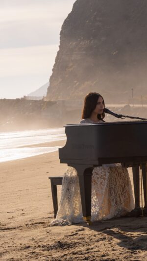 Sofia Carson Instagram - Surprise💜 A special performance video of “Come Back Home”, from my Purple Heart to yours…💜 Full video on YouTube. 

Thank you for loving this song, our movie and our soundtrack in the overwhelmingly beautiful way that you do. 

Directed by our fearless director and my partner in this journey, the incomparable @thisislizallen.