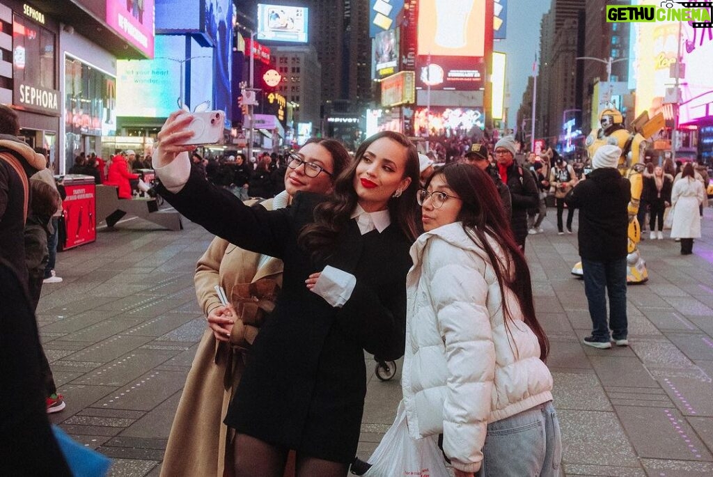 Sofia Carson Instagram - Hi NYC❤‍🩹 Thank you for holding me close. . .#JokesOnMe New York, New York
