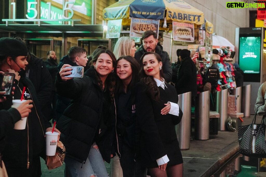 Sofia Carson Instagram - Hi NYC❤‍🩹 Thank you for holding me close. . .#JokesOnMe New York, New York