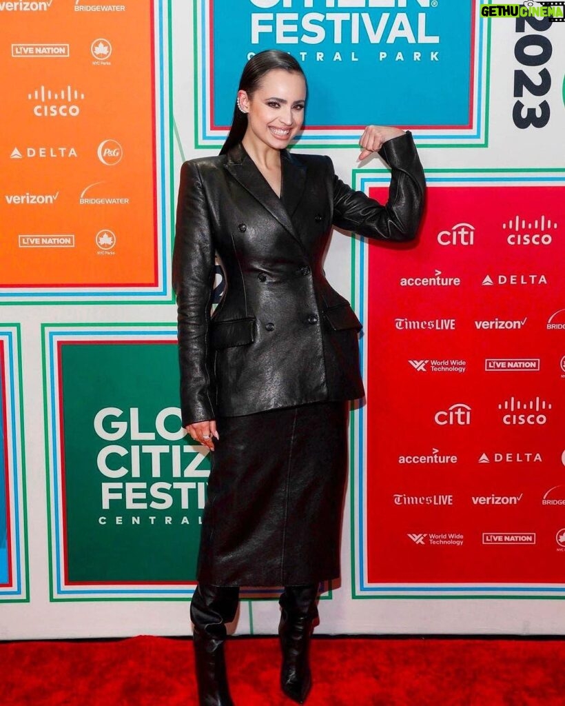 Sofia Carson Instagram - I left my heart in Central Park. Thank you @glblctzn ♥ Ps. To the endless sea of hearts united in the rain, thank you. Central Park, New York