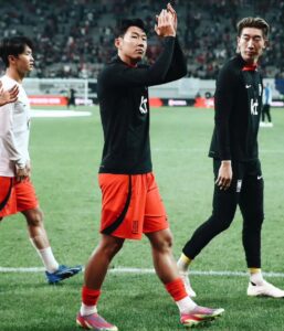 Son Heung-min Instagram - 이번 10월 a매치도 팬분들 덕분에 행복한 하루하루를 보내다가 다시 런던으로 돌아갑니다. 이런 영광과 사랑을 받아서 너무나 감사드리고 저는 다시 소속팀에 돌아가서 즐겁고 강한 모습으로 경기장에서 인사드리겠습니다 조금은 쌀쌀한 날씨에 늦은 시간 경기장까지 와주신 팬분들 또 티브이로 시청해 주신 모든 팬분들께 진심으로 감사드리고 이 응원과 사랑 잊지 않고 받은 만큼 즐거움을 드릴 수 있도록 최선을 다하는 쏘니가 되겠습니다 사랑합니다 ❤️