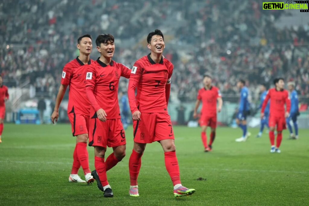 Son Heung-min Instagram - 2023 대표팀 마지막 경기를 중국에서 끝냈습니다. 11월 대표팀 소집은 그 어느 때보다 추웠지만 여러분들의 사랑 덕분에 따뜻하고 행복하게 보냈습니다 축구라는 스포츠가 이렇게 큰 사랑을 받을 수 있어서 너무 행복합니다. 제가 선수로 뛰고 있을 때만큼은 제가 가지고 있는 긍정적이 에너지들을 많은 분들과 같이 공유하고 나누고 싶습니다. 행복하게 해드리며 웃게 해드리고 싶습니다 많은 책임감이 따르는 것도 잘 알고 있습니다. 여러분의 응원 덕분에 제가 이 자리에 있고 제가 나눌 수 있는 것들은 이 작은 행복함.. 이 에너지뿐입니다. 매번 소중함을 느끼게 해주셔서 감사합니다 2023 대표팀 생활, 너무 행복하게 했습니다 감사드리고 2024년 저희 다 같이 더 많이 웃고 더 많이 행복할 수 있으면 좋겠습니다! 사랑합니다 대한민국❤