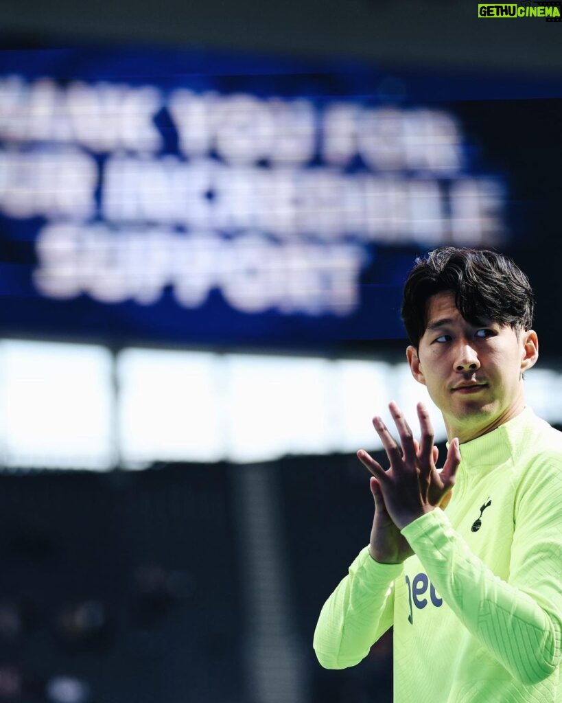 Son Heung-min Instagram - 시즌을 끝내고 한국에 막 돌아왔습니다. 돌아와서 지난 시즌을 다시 생각해 볼 시간을 가졌습니다. 제가 생각하고 기대했던 시즌과는 팀으로도 제 개인적으로도 한참 부족했고 아쉬웠습니다 하지만 이 어려운 시기에 또 어려운 시즌에 많은 응원을 보내주신 팬분들께 감사 인사를 전하려고 합니다, 한국에서 밤낮, 가리지 않고 응원해 주시고 경기장에 직접 찾아와주시고 또 전 세계 온라인으로 응원해 주시는 팬분들 한 분 한 분 모두 너무 감사드립니다 올 시즌 부족했던 만큼 잘 충전하고 다음 시즌에 더 좋은 모습 더 강한 모습으로 돌아오겠다고 약속드리겠습니다 쏘니가🤍❤ South Korea