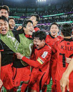 Son Heung-min Instagram - 저희는 포기하지 않았고 여러분들은 우릴 포기하지 않았습니다 대한민국 사랑합니다!🇰🇷