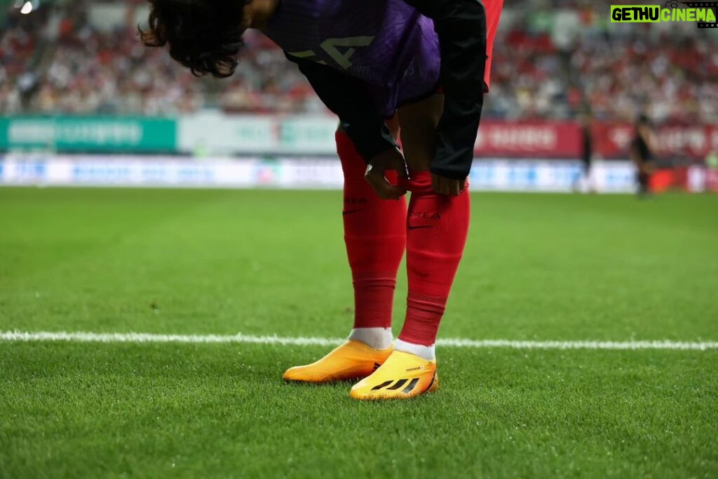 Son Heung-min Instagram - 경기장에서 많은 시간을 같이 못보내서 아쉽고 죄송합니다, 그래도 10일동안 부산,대전에서 매일을 행복한시간 보내게 해주셔서 감사합니다🤍 경기 결과는 원하는 결과가 나오지 않았지만 앞으로 더 발전하고 나아가는 대한민국 축구 국가대표팀이 될수 있도록 노력하겠습니다! 비도 오고 더운 날씨에 경기장까지 와주시고 한팀이 되어 응원해주신 많은 팬분들 너무 감사하고 사랑하고 최고입니다❤