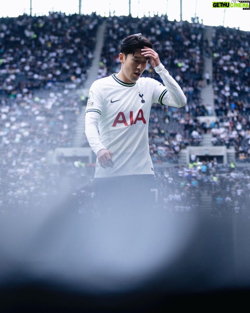 Son Heung-min Instagram - 시즌을 끝내고 한국에 막 돌아왔습니다. 돌아와서 지난 시즌을 다시 생각해 볼 시간을 가졌습니다. 제가 생각하고 기대했던 시즌과는 팀으로도 제 개인적으로도 한참 부족했고 아쉬웠습니다 하지만 이 어려운 시기에 또 어려운 시즌에 많은 응원을 보내주신 팬분들께 감사 인사를 전하려고 합니다, 한국에서 밤낮, 가리지 않고 응원해 주시고 경기장에 직접 찾아와주시고 또 전 세계 온라인으로 응원해 주시는 팬분들 한 분 한 분 모두 너무 감사드립니다 올 시즌 부족했던 만큼 잘 충전하고 다음 시즌에 더 좋은 모습 더 강한 모습으로 돌아오겠다고 약속드리겠습니다 쏘니가🤍❤ South Korea