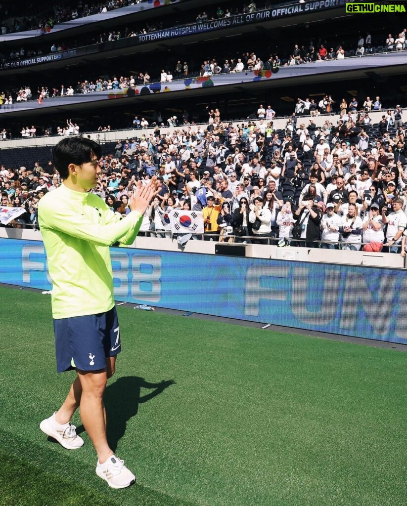 Son Heung-min Instagram - 시즌을 끝내고 한국에 막 돌아왔습니다. 돌아와서 지난 시즌을 다시 생각해 볼 시간을 가졌습니다. 제가 생각하고 기대했던 시즌과는 팀으로도 제 개인적으로도 한참 부족했고 아쉬웠습니다 하지만 이 어려운 시기에 또 어려운 시즌에 많은 응원을 보내주신 팬분들께 감사 인사를 전하려고 합니다, 한국에서 밤낮, 가리지 않고 응원해 주시고 경기장에 직접 찾아와주시고 또 전 세계 온라인으로 응원해 주시는 팬분들 한 분 한 분 모두 너무 감사드립니다 올 시즌 부족했던 만큼 잘 충전하고 다음 시즌에 더 좋은 모습 더 강한 모습으로 돌아오겠다고 약속드리겠습니다 쏘니가🤍❤ South Korea