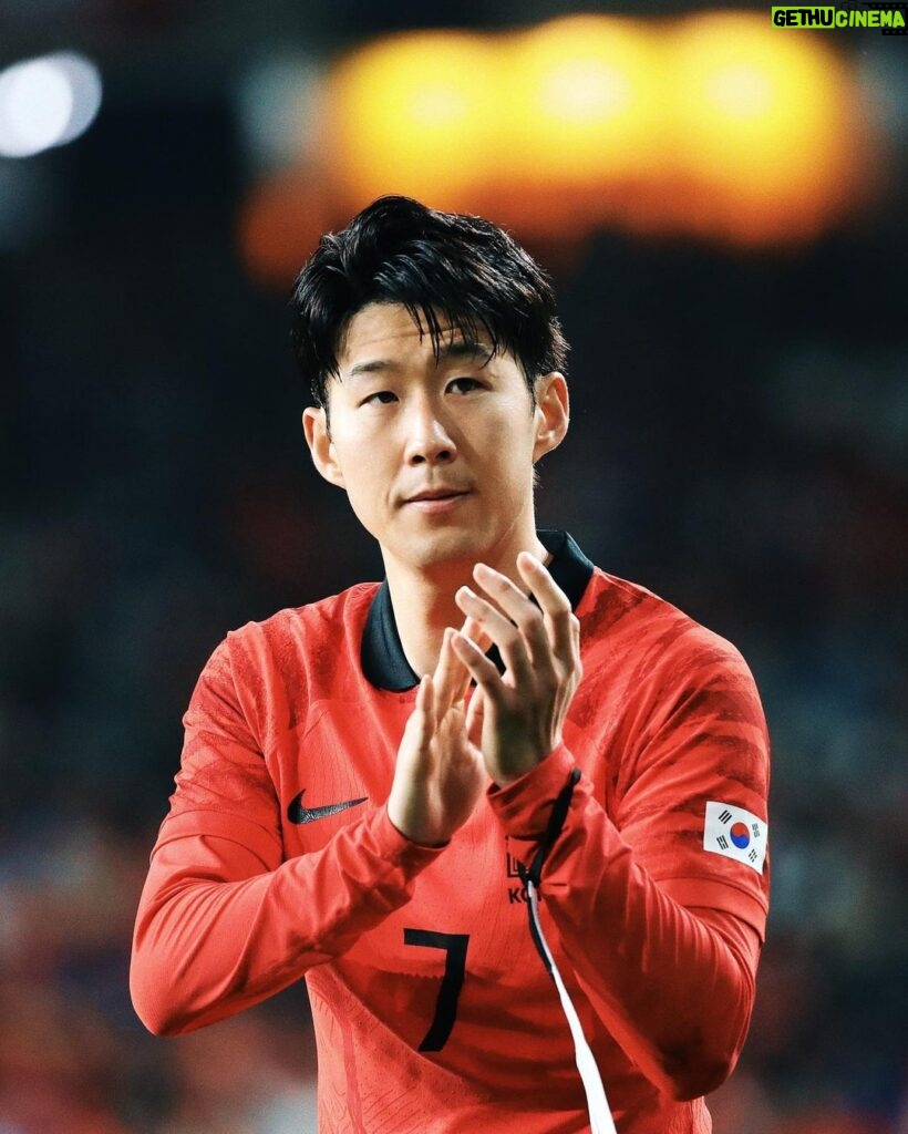 Son Heung-min Instagram - 나라를 위해 뛴다는 것은 , 대한민국 축구 국가대표팀의 유니폼을 입는것은 항상 자랑스럽고 영광입니다. 오랜만에 홈경기를 치루면서 축구가 받고 있는 사랑을 다시 느낄수 있었습니다. 여러분들께 멋진 승리로 선물을 드리진 못했지만 앞으로 발전되는 팀이 될수 있도록 노력하겠습니다. 열흘 동안 저희를 응원해주신 모든분들께 감사드립니다 곧 다시 운동장에서 만나요❤ Sonny🤍