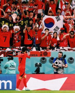 Son Heung-min Instagram - 안녕하세요 카타르 월드컵 대한민국 대표팀 손흥민입니다. 이 기회를 통해 많은 응원, 성원, 관심에 감사의 인사를 드리고자 이렇게 글을 쓰고 있습니다. 4년이란 시간 동안 많은 것들을 노력하고 꿈을 향해 앞만 보고 달렸습니다. 매번 좋은 순간만 있진 않았지만 그 아쉬운 순간들이 저희를 더 강하게 만들어 지금의 국가대표팀을 만들었다고 생각합니다. 또 그 순간마다 뒤에서 한결같은 여러분의 응원으로 이겨낼 수 있었습니다! 저희 선수들 보이지 않는 곳에서 정말 많이 노력했고 대한민국 대표팀으로 뛰는 것 그 자체만으로 영광스럽게 생각하며 몸이 부서지도록 뛰었습니다. 저는 저희가 분명 더 높이 올라갈 수 있다고 믿었기에 아쉬움은 있었지만 후회는 절대 없습니다. 저를 포함한 모든 선수와 스태프들 하루도 빠짐없이 매 순간 노력했기에 잊지 못할 월드컵이 만들어질 수 있었다고 생각합니다. 더불어 축구 선수이기 이전에 대한민국 국민의 한 사람으로서, 제가 얼마나 행복한 사람인지 다시 한번 느낄 수 있었습니다. 여러분이 보내주신 사랑에 진심으로 감사드립니다. 앞으로 저 뿐만 아니라 대한민국 축구 대표팀을, 나아가 대한민국을 더욱더 빛나게 하기 위해 최선을 다해 노력하겠습니다. 대한민국 사랑하고 감사합니다❤️🇰🇷 (1%의 가능성이 정말 크다고 느꼈습니다. 이 자리에 설 수 있게 해주셔서 감사합니다.)