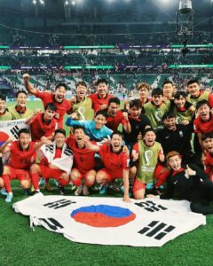 Son Heung-min Instagram - 저희는 포기하지 않았고 여러분들은 우릴 포기하지 않았습니다 대한민국 사랑합니다!🇰🇷