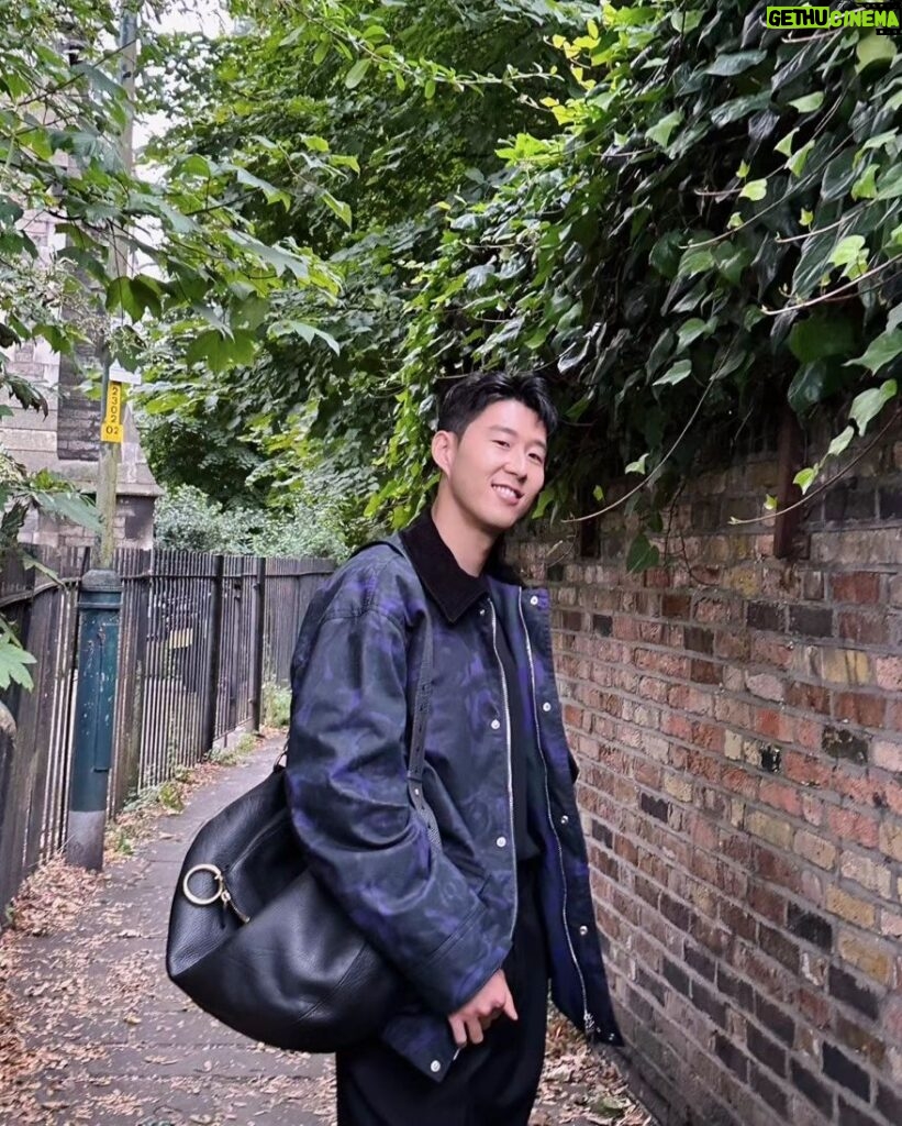 Son Heung-min Instagram - 🤎👜 @burberry London, United Kingdom