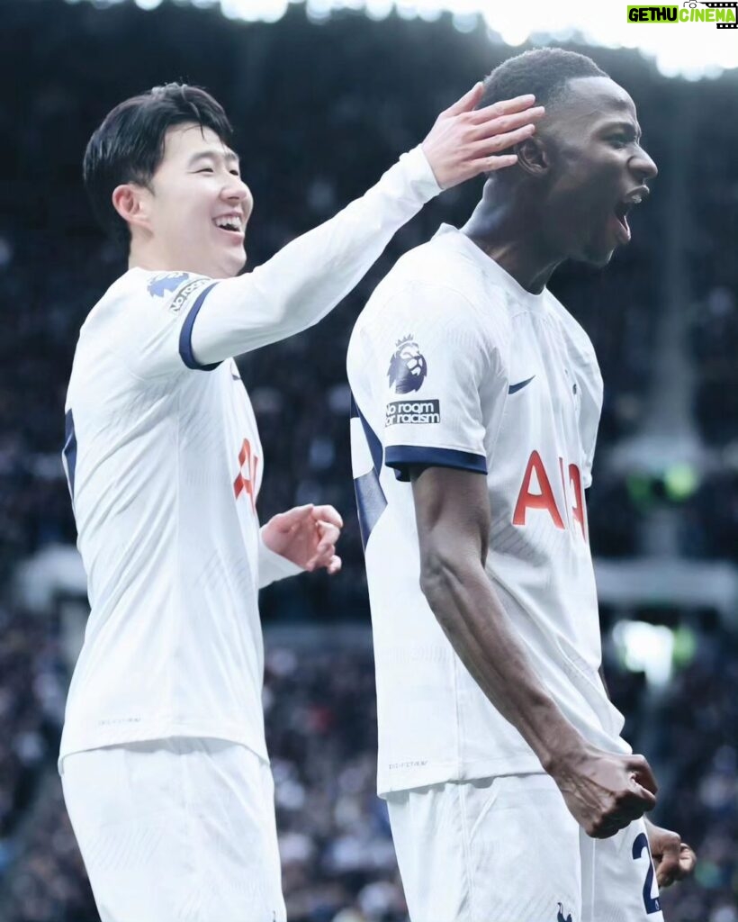 Son Heung-min Instagram - Three points at home together to end the year 😁 A lot of special moments and growth this year, we are in a really exciting place right now as a club. I want to wish you and your loved ones a happy new year and an amazing 2024 🤍#COYS 2023년 마지막 경기를 여러분 덕분에 행복하게 끝냈습니다 한국은 2024년이고 영국은 아직 2023년인데 특별하고 행복한 2023년 만들어 주셔서 감사합니다, 올 한해 동안에 여러분이 보내주신 사랑과 응원 덕분에 행복한 축구를 할수 있었고 그 행복한 축구 덕분에 여러분들이 잠시나마 행복하시고 웃을수있으셨다면 그것이 저의 2023 가장 큰 행복이였습니다. 2024년에도 이 행복이 저와 여러분 모두 함께 할수 있기를 소망합니다! 새해 복 많이 받으세요🤍❤🧡💛💚🩵🩵💜🤎🖤 Tottenham Hotspur Stadium