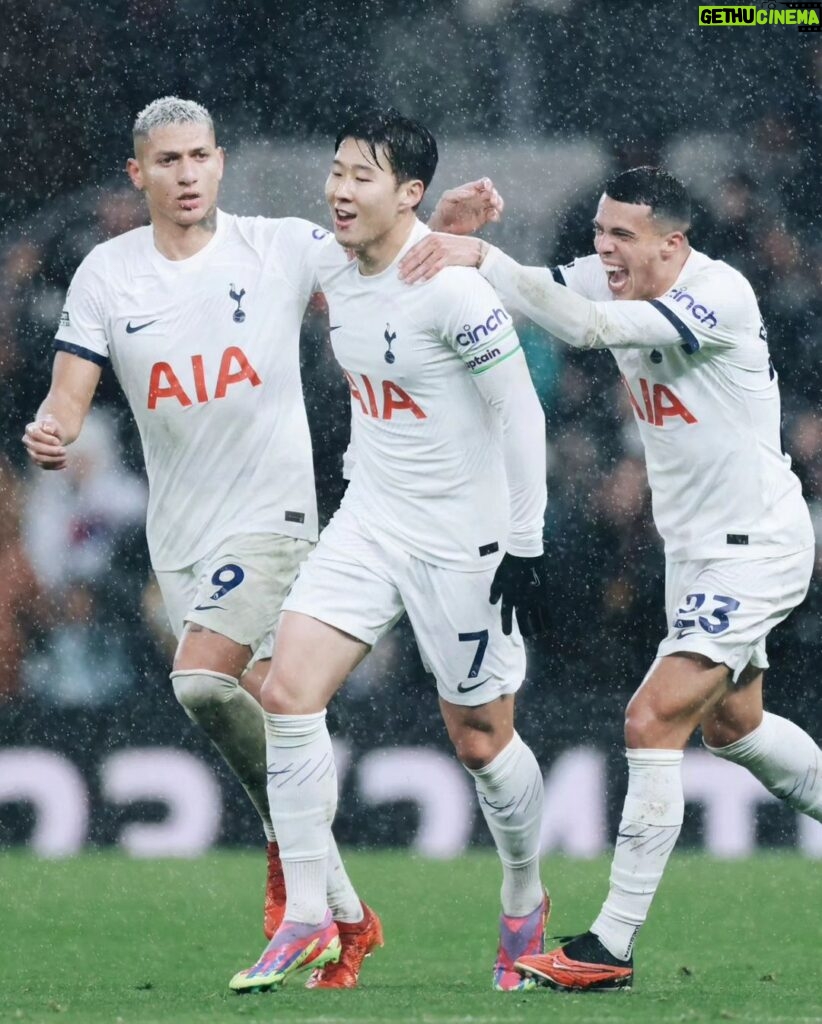 Son Heung-min Instagram - Three points at home together to end the year 😁 A lot of special moments and growth this year, we are in a really exciting place right now as a club. I want to wish you and your loved ones a happy new year and an amazing 2024 🤍#COYS 2023년 마지막 경기를 여러분 덕분에 행복하게 끝냈습니다 한국은 2024년이고 영국은 아직 2023년인데 특별하고 행복한 2023년 만들어 주셔서 감사합니다, 올 한해 동안에 여러분이 보내주신 사랑과 응원 덕분에 행복한 축구를 할수 있었고 그 행복한 축구 덕분에 여러분들이 잠시나마 행복하시고 웃을수있으셨다면 그것이 저의 2023 가장 큰 행복이였습니다. 2024년에도 이 행복이 저와 여러분 모두 함께 할수 있기를 소망합니다! 새해 복 많이 받으세요🤍❤🧡💛💚🩵🩵💜🤎🖤 Tottenham Hotspur Stadium