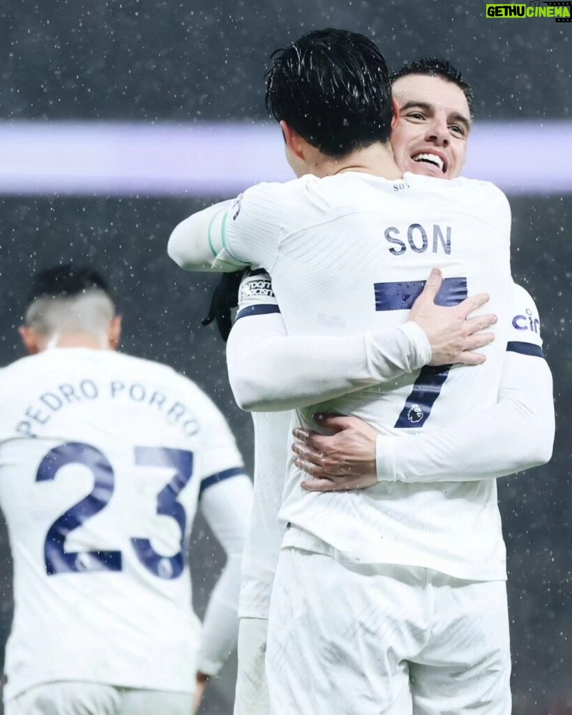 Son Heung-min Instagram - Three points at home together to end the year 😁 A lot of special moments and growth this year, we are in a really exciting place right now as a club. I want to wish you and your loved ones a happy new year and an amazing 2024 🤍#COYS 2023년 마지막 경기를 여러분 덕분에 행복하게 끝냈습니다 한국은 2024년이고 영국은 아직 2023년인데 특별하고 행복한 2023년 만들어 주셔서 감사합니다, 올 한해 동안에 여러분이 보내주신 사랑과 응원 덕분에 행복한 축구를 할수 있었고 그 행복한 축구 덕분에 여러분들이 잠시나마 행복하시고 웃을수있으셨다면 그것이 저의 2023 가장 큰 행복이였습니다. 2024년에도 이 행복이 저와 여러분 모두 함께 할수 있기를 소망합니다! 새해 복 많이 받으세요🤍❤🧡💛💚🩵🩵💜🤎🖤 Tottenham Hotspur Stadium