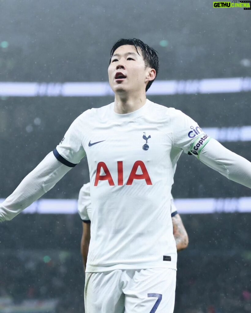 Son Heung-min Instagram - Three points at home together to end the year 😁 A lot of special moments and growth this year, we are in a really exciting place right now as a club. I want to wish you and your loved ones a happy new year and an amazing 2024 🤍#COYS 2023년 마지막 경기를 여러분 덕분에 행복하게 끝냈습니다 한국은 2024년이고 영국은 아직 2023년인데 특별하고 행복한 2023년 만들어 주셔서 감사합니다, 올 한해 동안에 여러분이 보내주신 사랑과 응원 덕분에 행복한 축구를 할수 있었고 그 행복한 축구 덕분에 여러분들이 잠시나마 행복하시고 웃을수있으셨다면 그것이 저의 2023 가장 큰 행복이였습니다. 2024년에도 이 행복이 저와 여러분 모두 함께 할수 있기를 소망합니다! 새해 복 많이 받으세요🤍❤🧡💛💚🩵🩵💜🤎🖤 Tottenham Hotspur Stadium