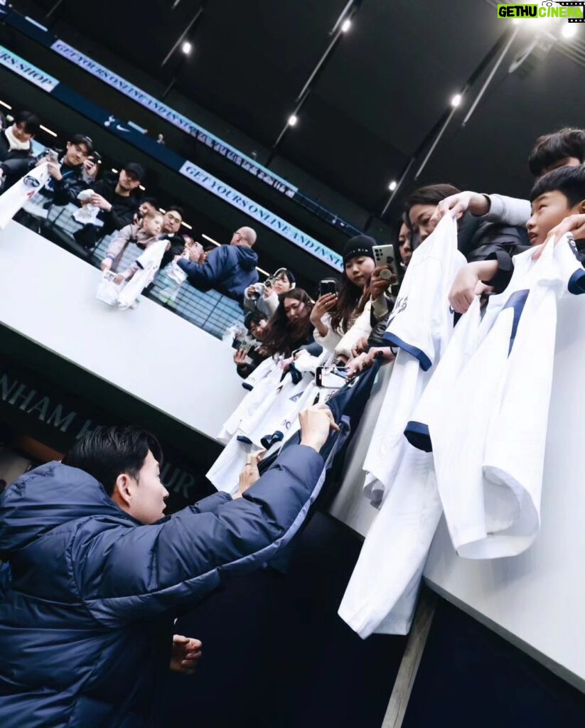 Son Heung-min Instagram - Three points at home together to end the year 😁 A lot of special moments and growth this year, we are in a really exciting place right now as a club. I want to wish you and your loved ones a happy new year and an amazing 2024 🤍#COYS 2023년 마지막 경기를 여러분 덕분에 행복하게 끝냈습니다 한국은 2024년이고 영국은 아직 2023년인데 특별하고 행복한 2023년 만들어 주셔서 감사합니다, 올 한해 동안에 여러분이 보내주신 사랑과 응원 덕분에 행복한 축구를 할수 있었고 그 행복한 축구 덕분에 여러분들이 잠시나마 행복하시고 웃을수있으셨다면 그것이 저의 2023 가장 큰 행복이였습니다. 2024년에도 이 행복이 저와 여러분 모두 함께 할수 있기를 소망합니다! 새해 복 많이 받으세요🤍❤🧡💛💚🩵🩵💜🤎🖤 Tottenham Hotspur Stadium