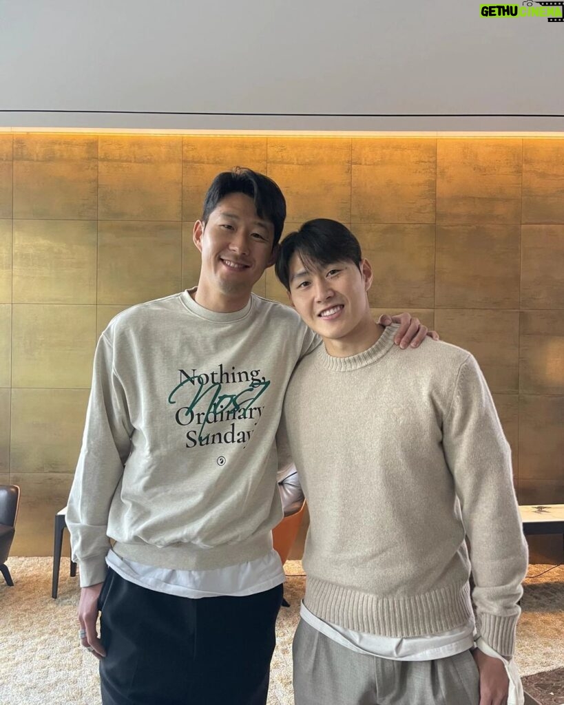 Son Heung-min Instagram - 안녕하세요 손흥민입니다. 오늘은 조금 무겁고 어려운 얘기를 하려고 합니다. 강인이가 진심으로 반성하고 저를 비롯한 대표팀 모든 선수들에게 진심 어린 사과를 했습니다. 저도 어릴 때 실수도 많이 하고 안 좋은 모습을 보였던 적도 있었지만 그 때마다 좋은 선배님들의 따끔한 조언과 가르침이 있었기에 지금의 제가 이 자리에 있을 수 있다고 생각합니다. 강인이가 이런 잘못된 행동을 다시는 하지 않도록 저희 모든 선수들이 대표팀 선배로서 또 주장으로서 강인이가 보다 좋은 사람, 좋은 선수로 성장할 수 있도록 옆에서 특별히 보살펴 주겠습니다. 저도 제 행동에 대해 잘했다 생각하지 않고 충분히 질타 받을 수 있는 행동이었다고 생각합니다. 그러나 저는 팀을 위해서 그런 싫은 행동도 해야 하는 것이 주장의 본분 중 하나라는 입장이기 때문에 다시 한 번 똑같은 상황에 처한다고 해도 저는 팀을 위해서 행동할 것입니다. 하지만 앞으로 더 현명하고 지혜롭게 팀원들을 통솔 할 수 있도록 노력하겠습니다. 그 일 이후 강인이가 너무 힘든 시간을 보내고 있습니다. 한 번만 너그러운 마음으로 용서해 주세요. 대표팀 주장으로서 꼭! 부탁드립니다. 그리고 일각에서 나오는 이야기들 중에 대표팀내 편가르기에 대한 내용은 사실과 무관하며 우리는 늘 한 팀으로 한 곳만을 바라보려 노력해 왔습니다. 축구로 많은 사랑을 받고 있음에도 불구하고 이런 소란스러운 문제를 일으켜서 진심으로 죄송하고 앞으로 저희 대한민국 국가대표팀이 이 계기로 더 성장하는 팀이 될 수 있도록 더욱 노력하겠습니다. 다시 한 번 대한민국 대표팀 주장으로서 진심으로 사과드립니다.