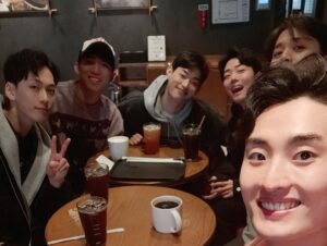 Son Jun-ho Instagram - #뮤지컬물랑루즈 #moulinrouge #듀크 #듀크패밀리 #회식 

이렇게 재밌다고?>.<💄 

어서와~ 물랑루즈로~💄💄💄