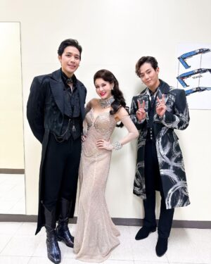 Son Jun-ho Instagram - 아니.. 

셋이 첫공 끝내고 각자 분장실로 들어가는거 불러 세워서 사진 찍어야 한다고 옷 입히고 분위기 잡아 놨더니, 둘이 일단 찍겠다고 옆에서 좀 기다려 보라고?😳

그리고 사진 이렇게 위에서 찍는데.. 둘 다 나처럼 얼굴이 이렇게시원시원하게 안나온다고?!😳

근데 크리스티안! 사틴이 나랑 더 가까운거 같은데.. 본인 의사를 물어보는건 어때?😏