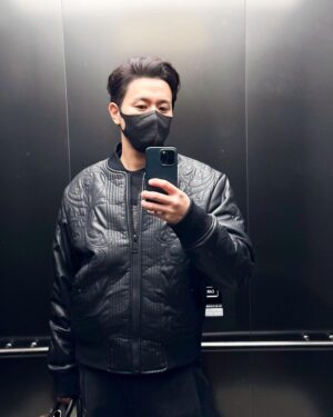 Son Jun-ho Instagram - 극장 다닐때 교복. 

#물랑루즈