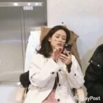 Son Ye-jin Instagram - 🎶 #밥잘사주는예쁜누나 사랑해주셔서 너무 감사합니다. 아직 극장에선 #지금만나러갑니다 절찬상영중. 밥안먹어도 배부르고 잠안자도 행복한 요즘입니다.💕 꾸벅