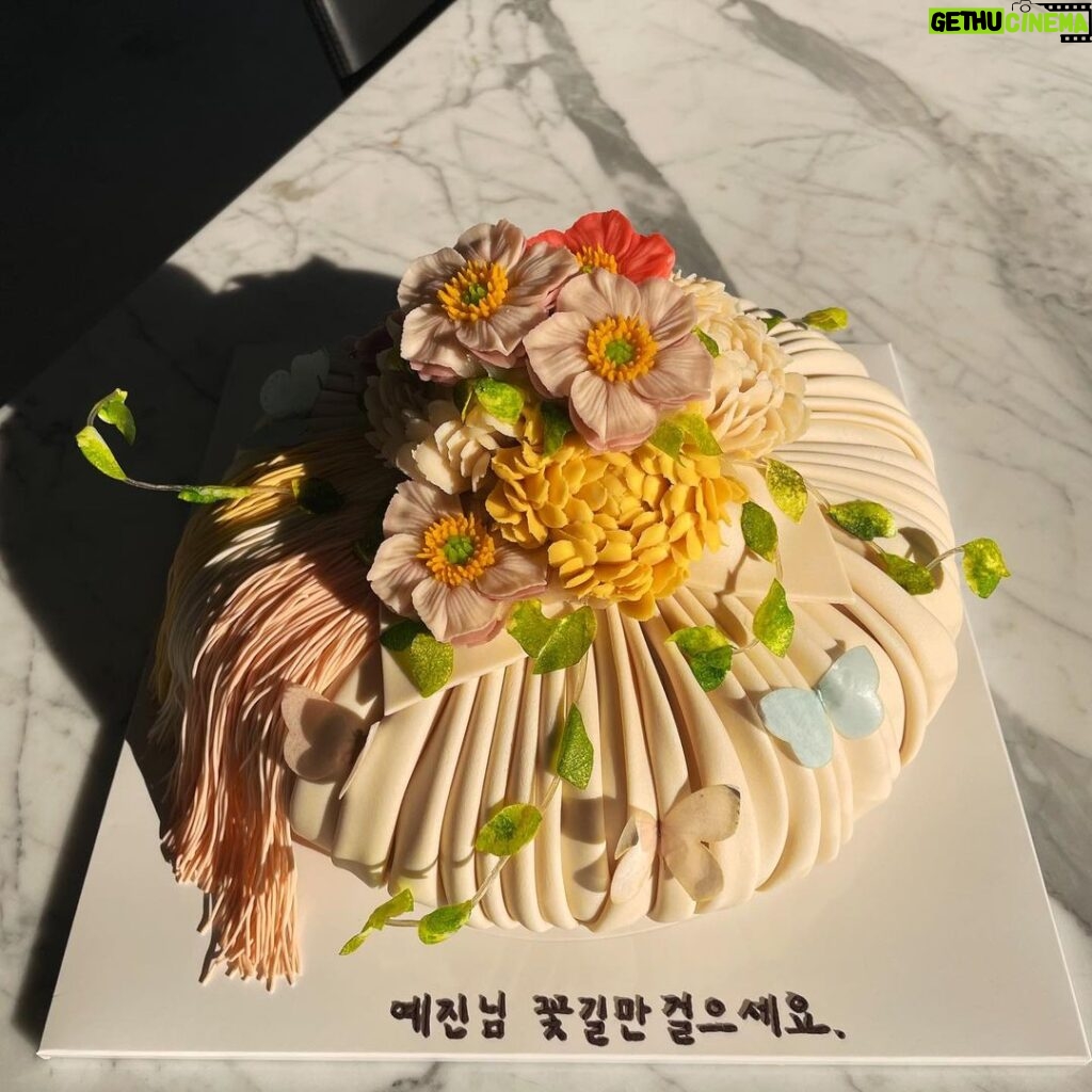 Son Ye-jin Instagram - 네~그럴게요🥰 여러분도 꽃길만 걸으시길…🙏
