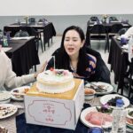 Son Ye-jin Instagram – 수많은 선물과 꽃을 보내주신 팬분들…제가 뭘해야 보답할수있을까요..이번생일은 더할나위없이 행복했어요. 초를 몇번을 불었는지 몰라요~ 현장에서 함께한 스텝들이 축하해주고 감독님포함 연출부들이 한명씩 선물과 편지😭 또 울 스텝들이 깜짝파티도 해주고 참…너무 행복했어요..잘해준것도 없어 미안하기도 했구요..🥲
다들 너무너무 고맙고 감동이였어요!
나두 사랑합니다💕 

To my fans that sent me all of  these gifts and flowers…
How do I even begin to repay you? It was an overwhelmingly joyous birthday. 
Thank you so so much! I’m so touched! 
I love you, too 💕