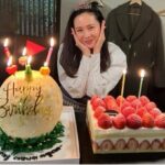 Son Ye-jin Instagram – 수많은 선물과 꽃을 보내주신 팬분들…제가 뭘해야 보답할수있을까요..이번생일은 더할나위없이 행복했어요. 초를 몇번을 불었는지 몰라요~ 현장에서 함께한 스텝들이 축하해주고 감독님포함 연출부들이 한명씩 선물과 편지😭 또 울 스텝들이 깜짝파티도 해주고 참…너무 행복했어요..잘해준것도 없어 미안하기도 했구요..🥲
다들 너무너무 고맙고 감동이였어요!
나두 사랑합니다💕 

To my fans that sent me all of  these gifts and flowers…
How do I even begin to repay you? It was an overwhelmingly joyous birthday. 
Thank you so so much! I’m so touched! 
I love you, too 💕