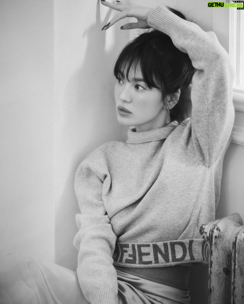 Song Hye-kyo Instagram - @fendi 💛 #peekaboo B-cut @ellekorea