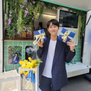 Song Joong-ki Instagram - 재벌집 막내아들 촬영을 응원해주신 모든 분들께 감사드립니다. 덕분에 힘내서 촬영했어요 항상 감사합니다🤍