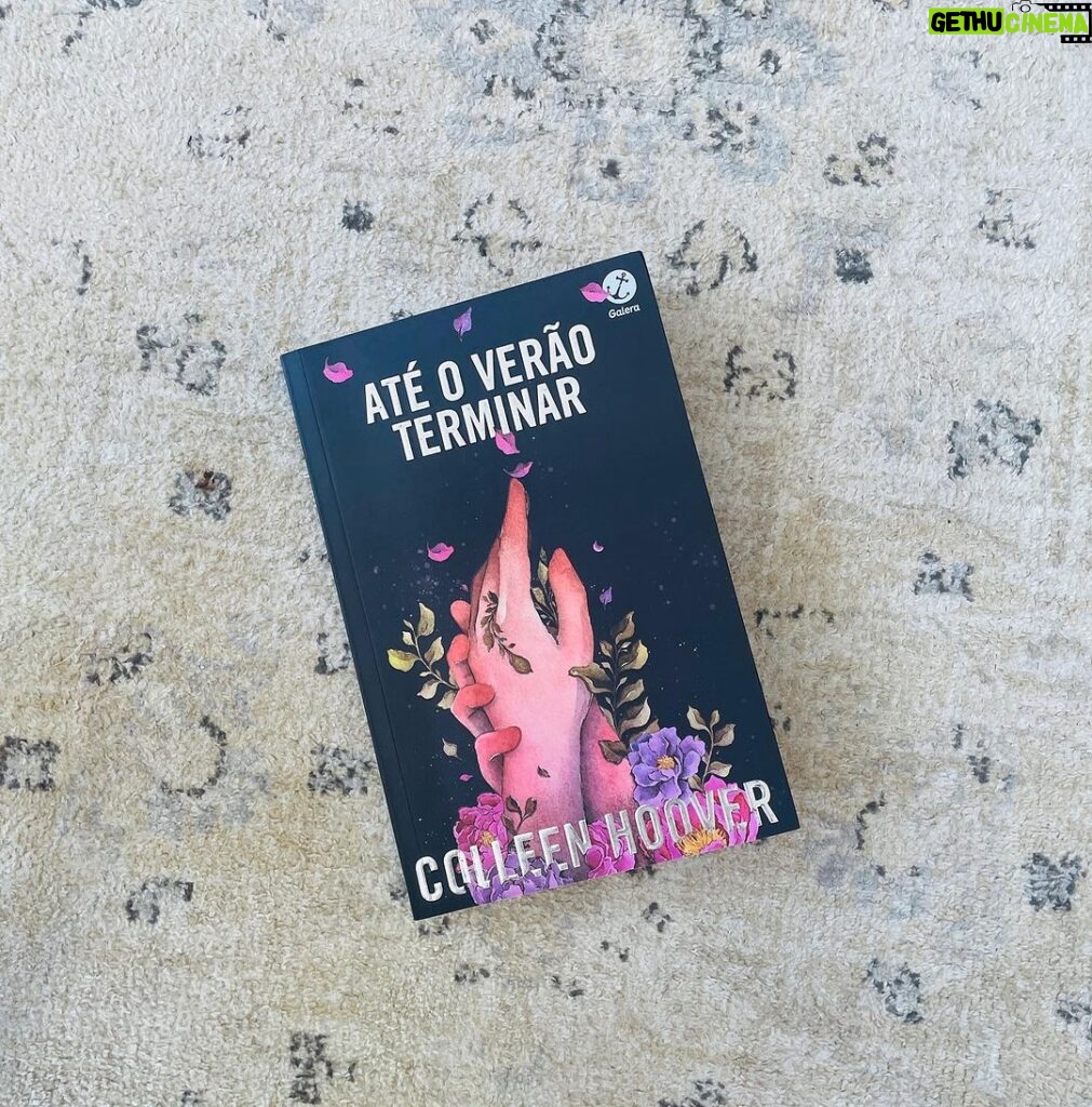 Sophia Abrahão Instagram - amores, prontos pra mais uma? começa hoje a nossa leitura coletiva de “Até o verão terminar”, livro escolhido pelos inscritos no nosso #ClubeDoLivro 💗💗 já sinto um cheirinho de romance bom no ar 😅 tô animada! quem vai ler com a gente? #atéoverãoterminar #clubedolivrosa #colleenhoover