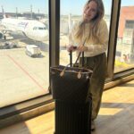 Sophia Valverde Instagram - Primeiro voo depois de um longo período sem voar de avião ✈️ Muito feliz em ter conseguido é isso foi com a ajuda primeiro de Deus e depois do @lito e da @milaseidl ❤️ Procurei o @lito há um tempo pois ele tem um curso: “Sem medo de voar”. Fiz mentoria com ele e os seus cursos. Ontem fiz um encontro online e antes da decolagem, de hoje, fiquei ouvindo os áudios de bordo dele! E tudo isso me ajudou a conseguir voar hoje! Também quero agradecer ao meu médico @dr.rodolfodamiano e a minha psicóloga @maiaralafore , que também sabiam desse meu medo e que me deram todo suporte, orientação e apoio pra conseguir voar hoje ✈️ E também agradeço a minha família que está sempre ao meu lado ❤️ Obrigada de coração 🥰 E para quem tem esse medo, procurem o @lito ! Ele tem um canal no YouTube, cursos a distância e cursos presenciais tb ✈️❤️ #obrigadaDeus #euvoei #aviao #airplane #lito #viagem #amo
